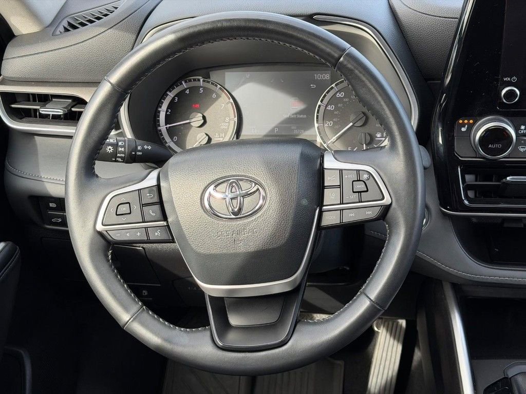 Used 2023 Toyota Highlander XLE image 14