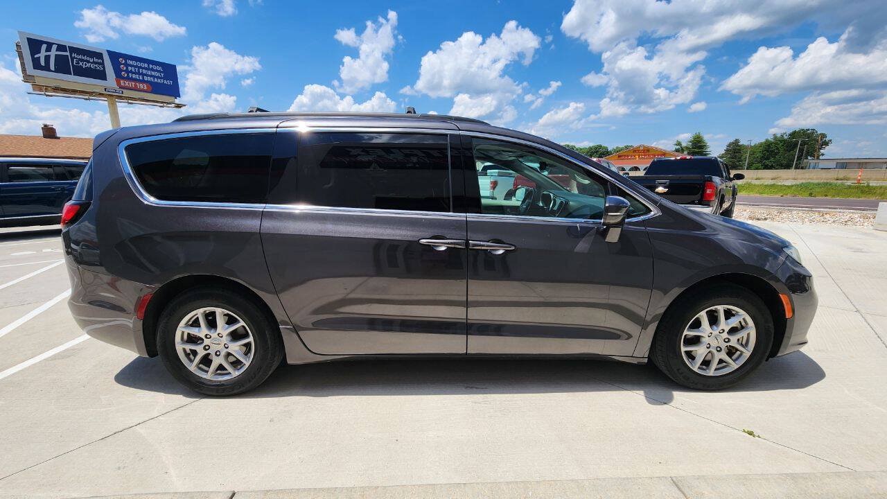 Used 2022 Chrysler Pacifica Touring-L FWD image 7