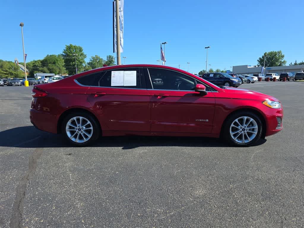 Used 2019 Ford Fusion SE FWD image 2