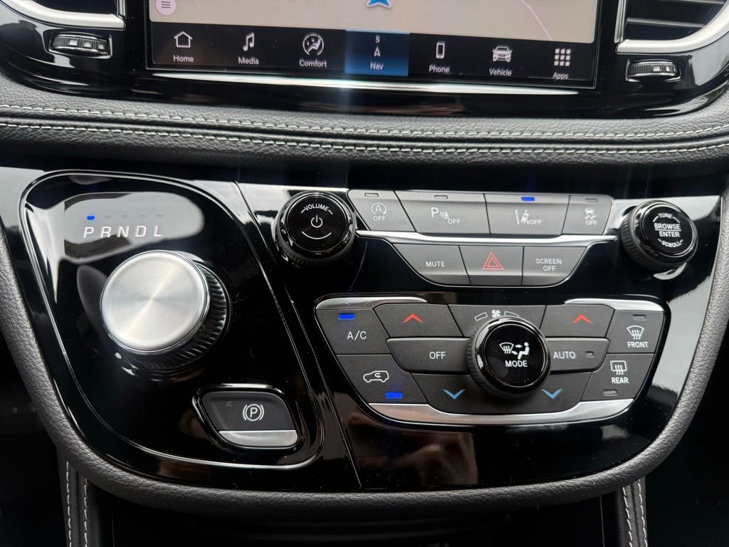 New 2027 Chrysler Pacifica Limited AWD/4WD image 21