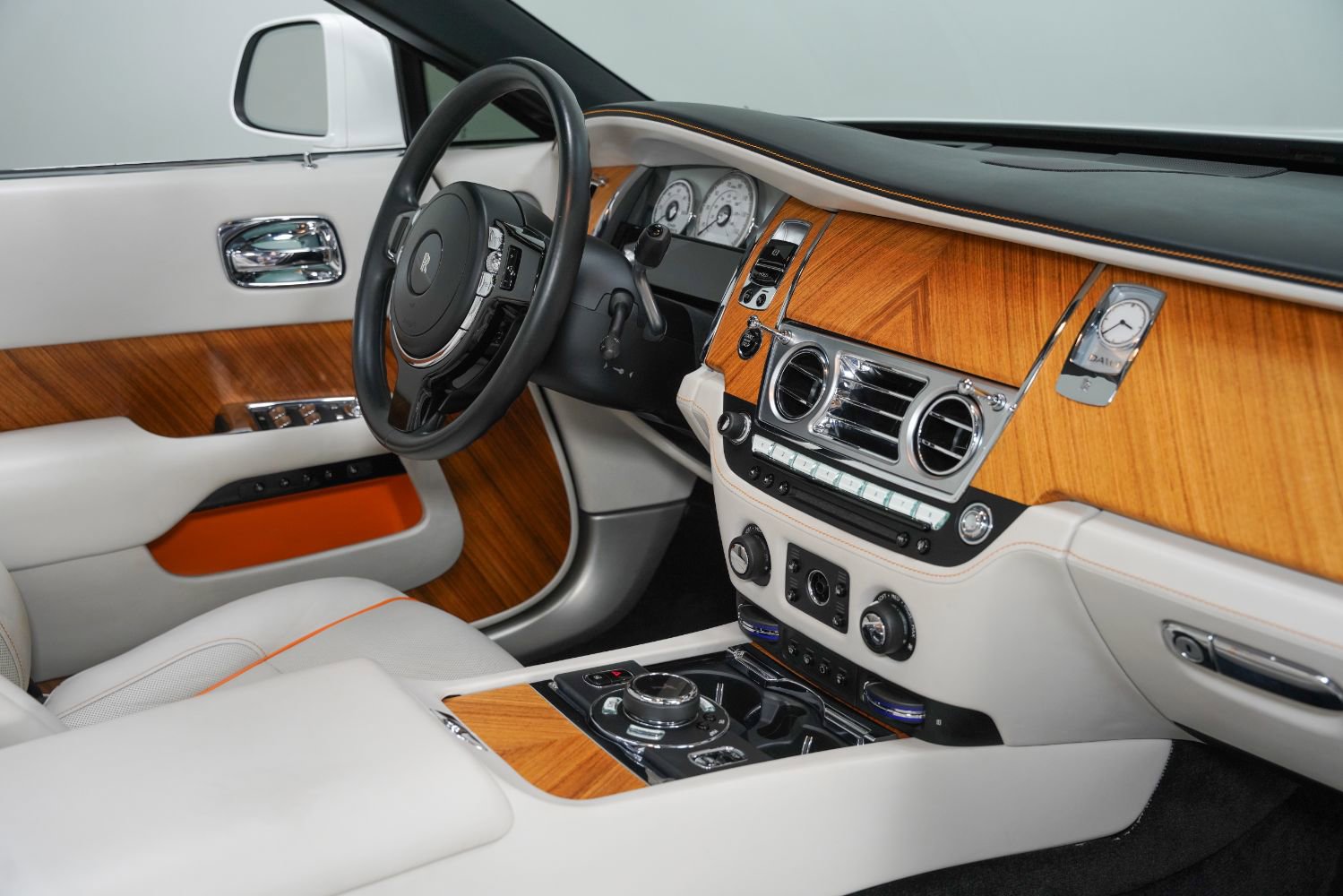 Used 2017 Rolls-Royce Dawn image 27