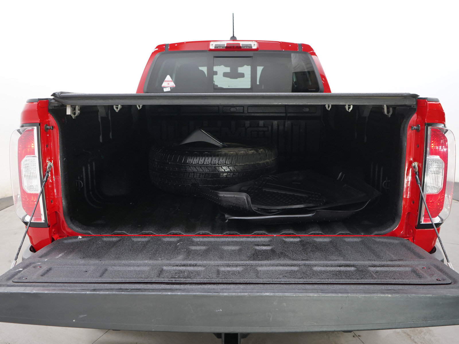 Used 2015 GMC Canyon SLE AWD/4WD image 16