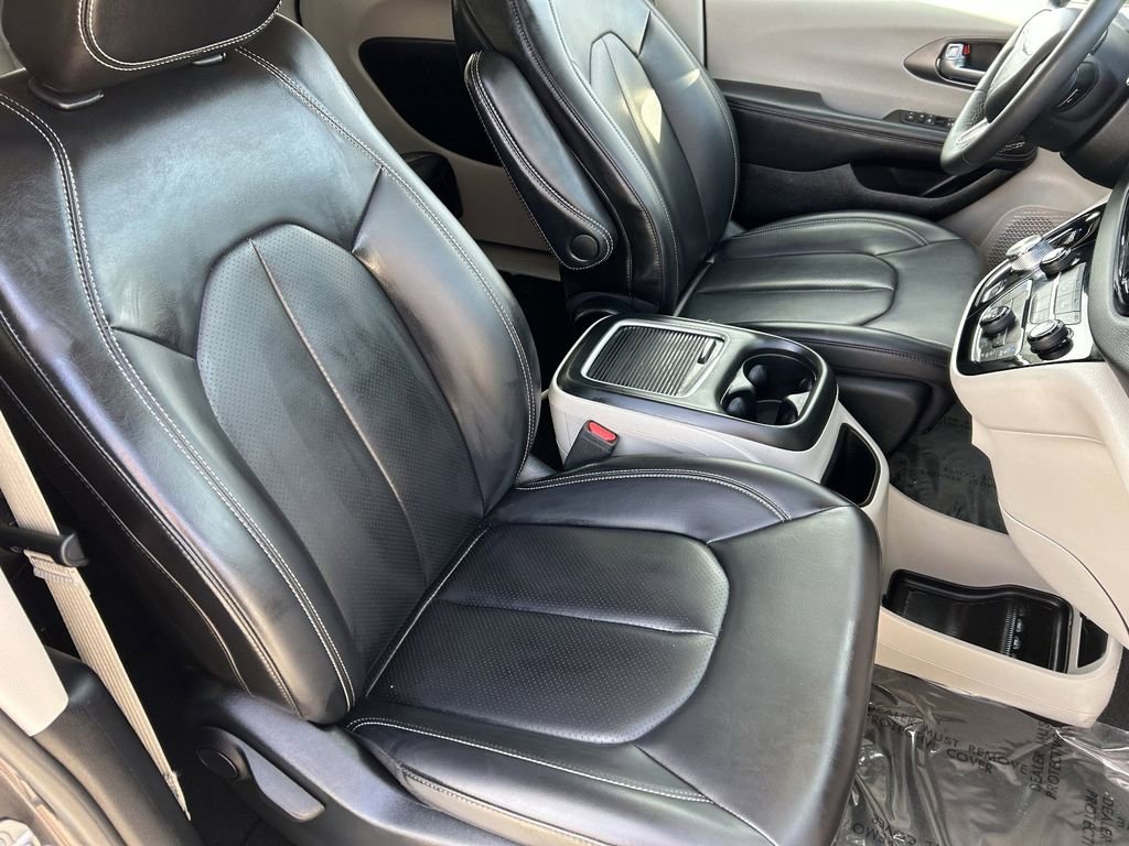 Used 2023 Chrysler Pacifica Touring-L image 10