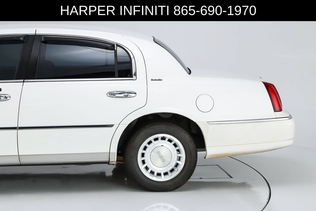 Used 2000 Lincoln Town Car Executive RWD image 39