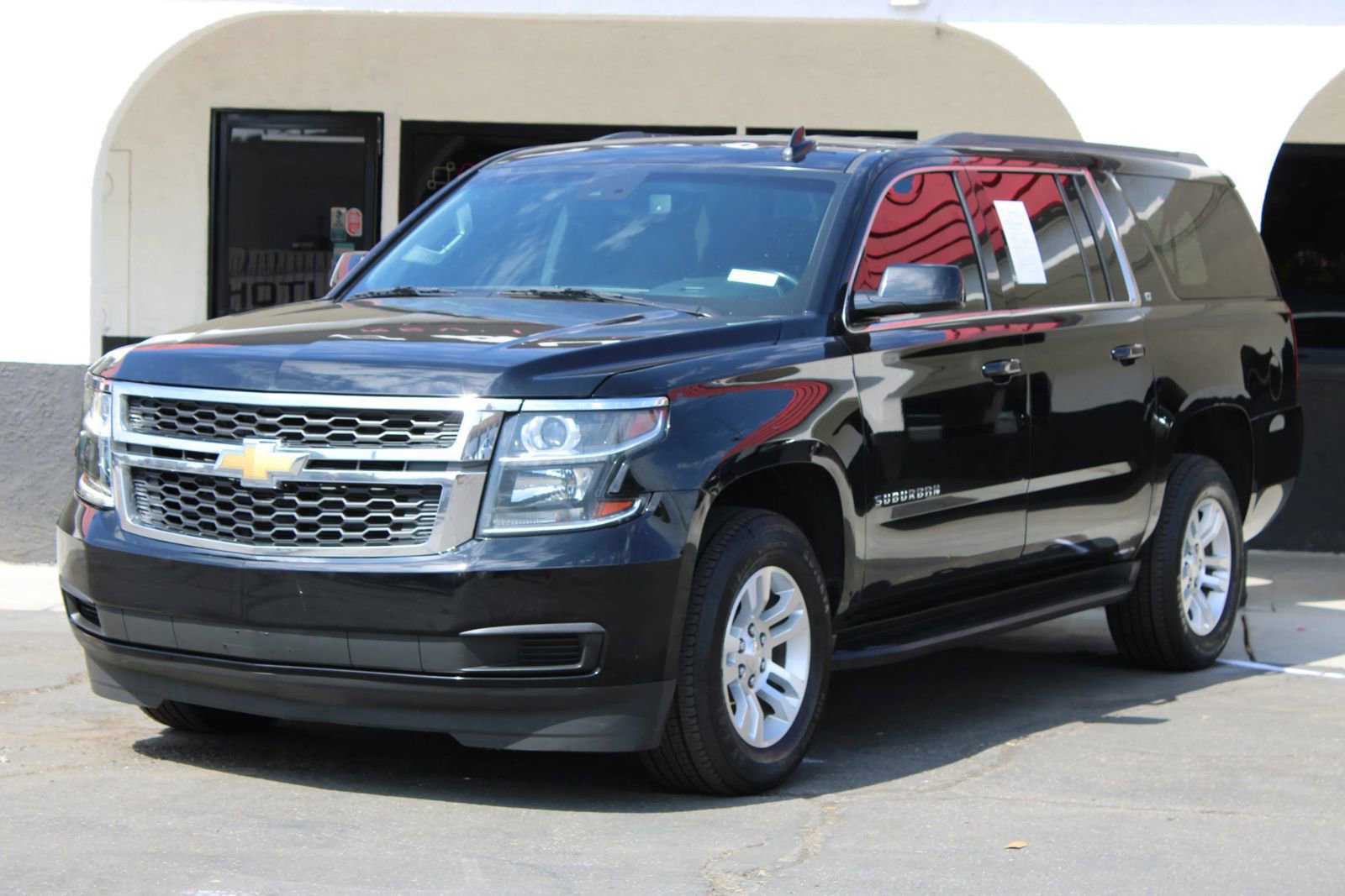 Used 2019 Chevrolet Suburban LT image 1
