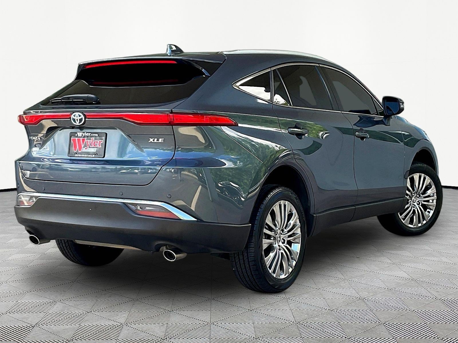 Used 2024 Toyota Venza XLE AWD/4WD image 6