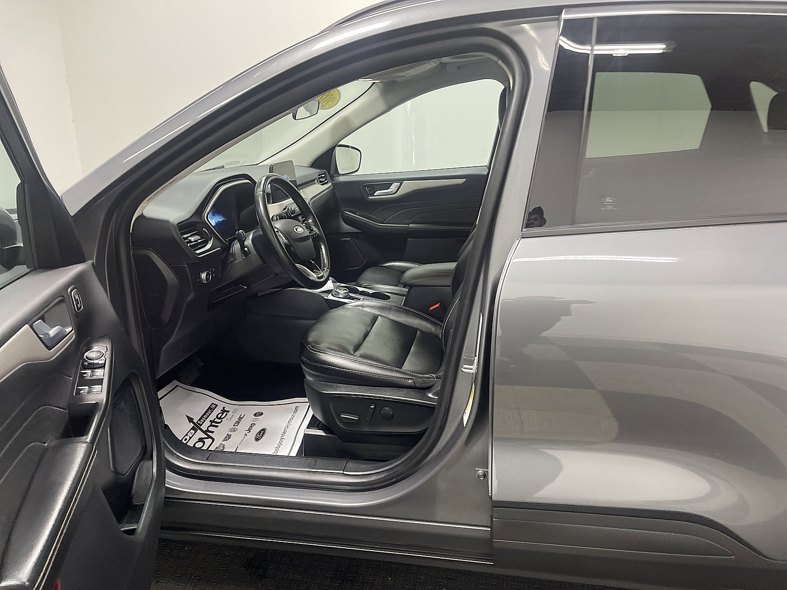Used 2022 Ford Escape SEL w/ Technology Package AWD/4WD image 2