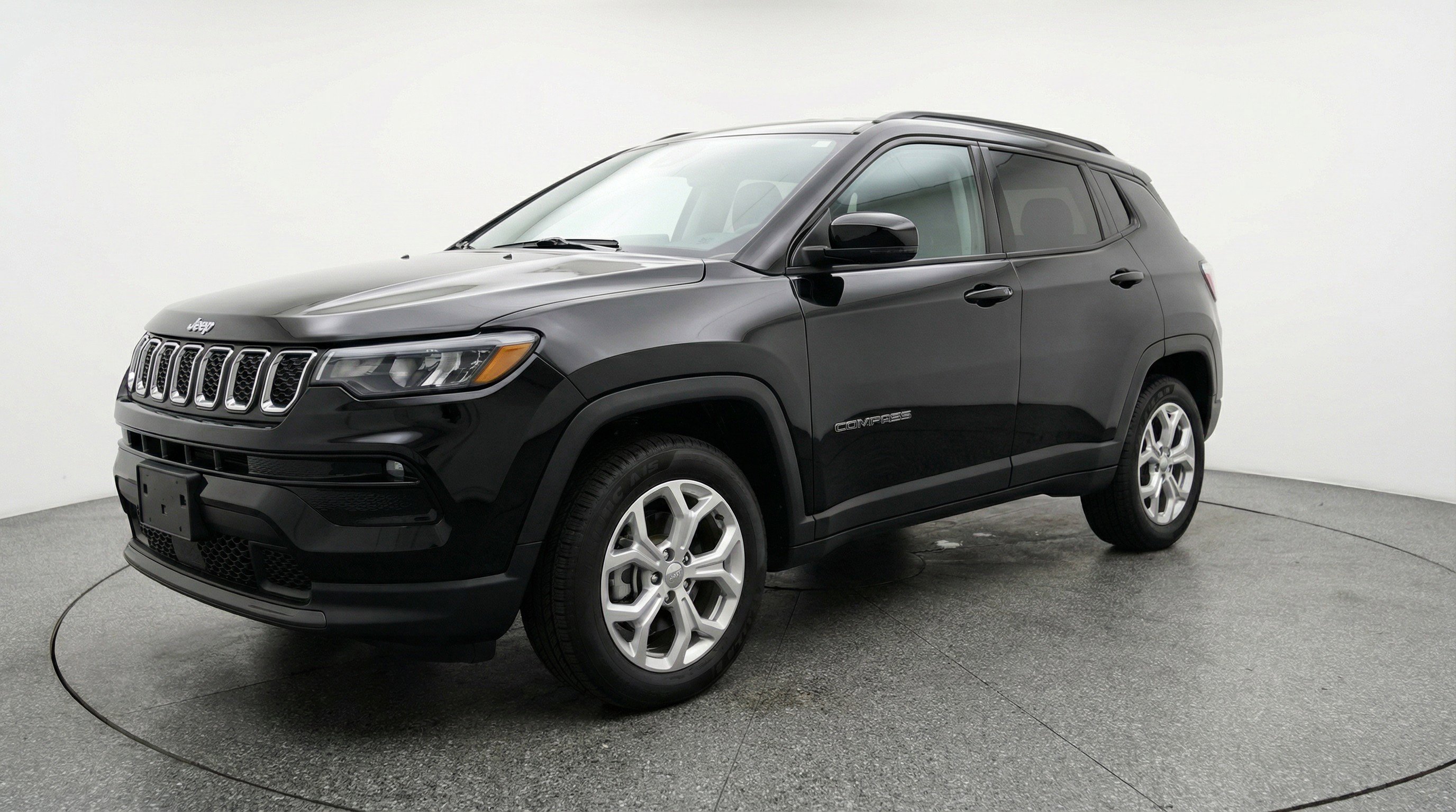Used 2025 Jeep Compass Latitude image 3
