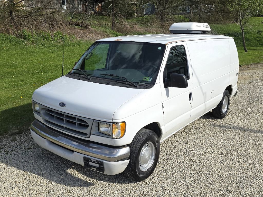 Used 2002 Ford E-150 and Econoline 150 RWD image 1