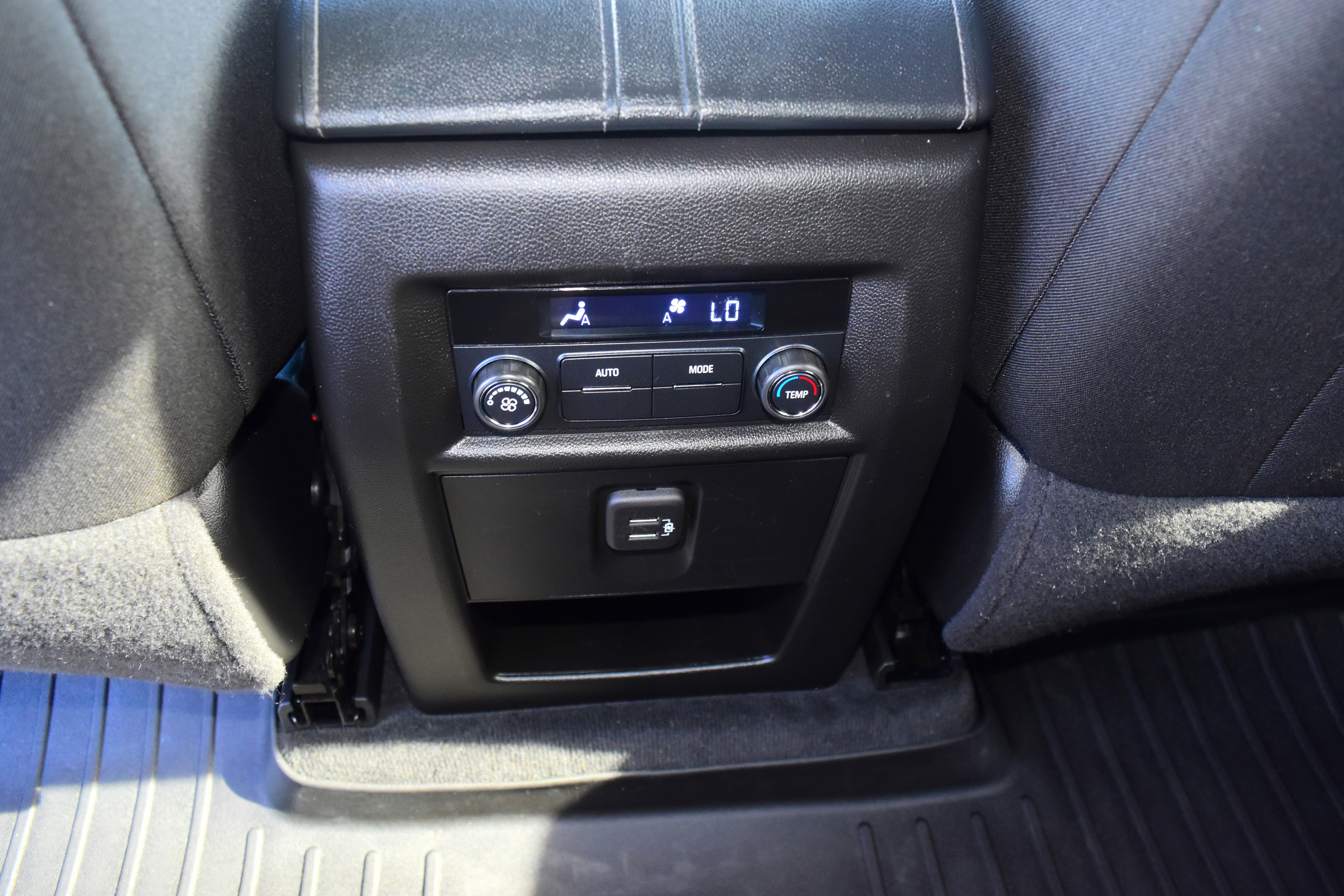 Used 2023 Chevrolet Traverse LT w/ Rear Camera Mirror Package image 30