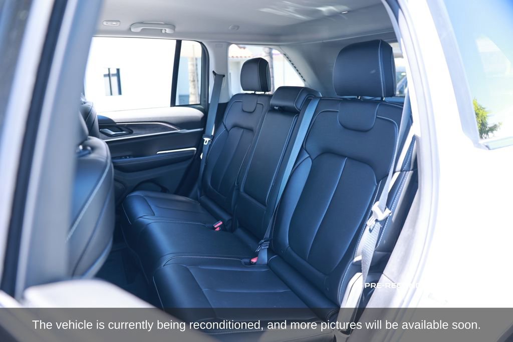 Used 2024 Jeep Grand Cherokee Limited w/ Black Appearance Package image 12