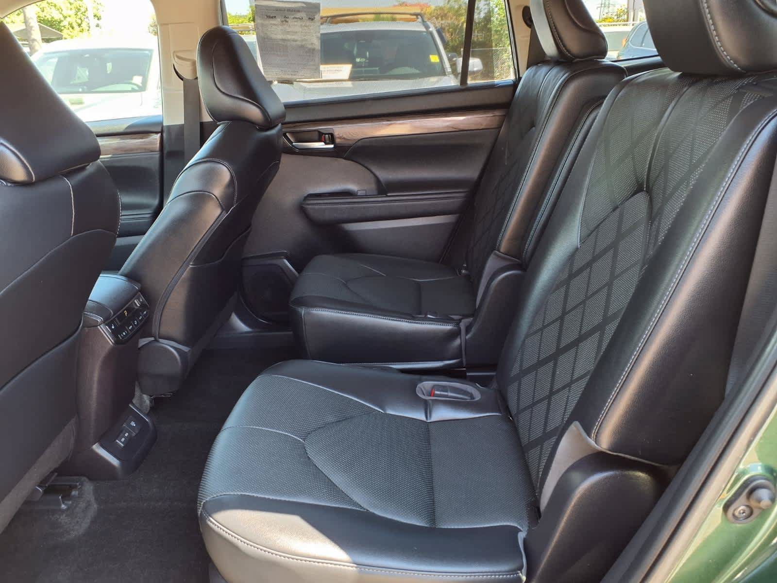 Used 2023 Toyota Highlander Platinum FWD image 12