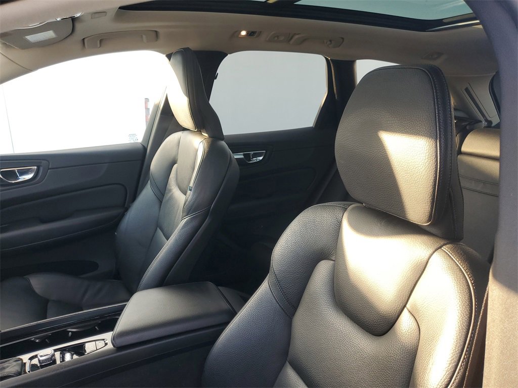 Used 2020 Volvo XC60 T5 Momentum w/ Protection Package Premier image 17
