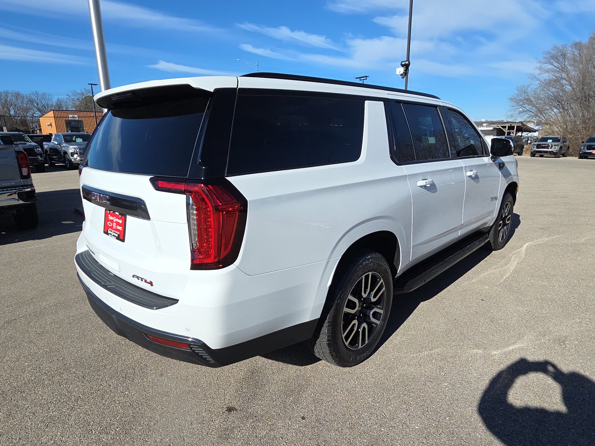 Used 2023 GMC Yukon XL AT4 w/ Technology Package image 8
