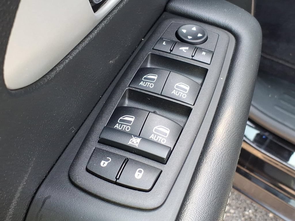 Certified 2025 Chrysler Pacifica Limited FWD image 12