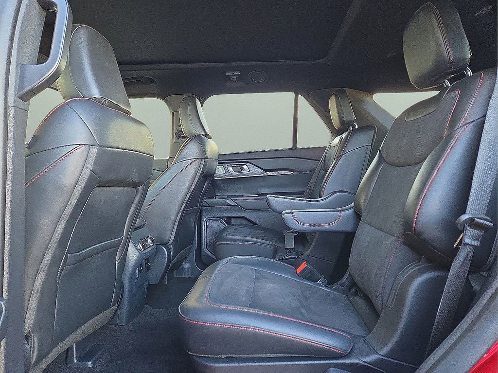 Used 2025 Ford Explorer ST image 16