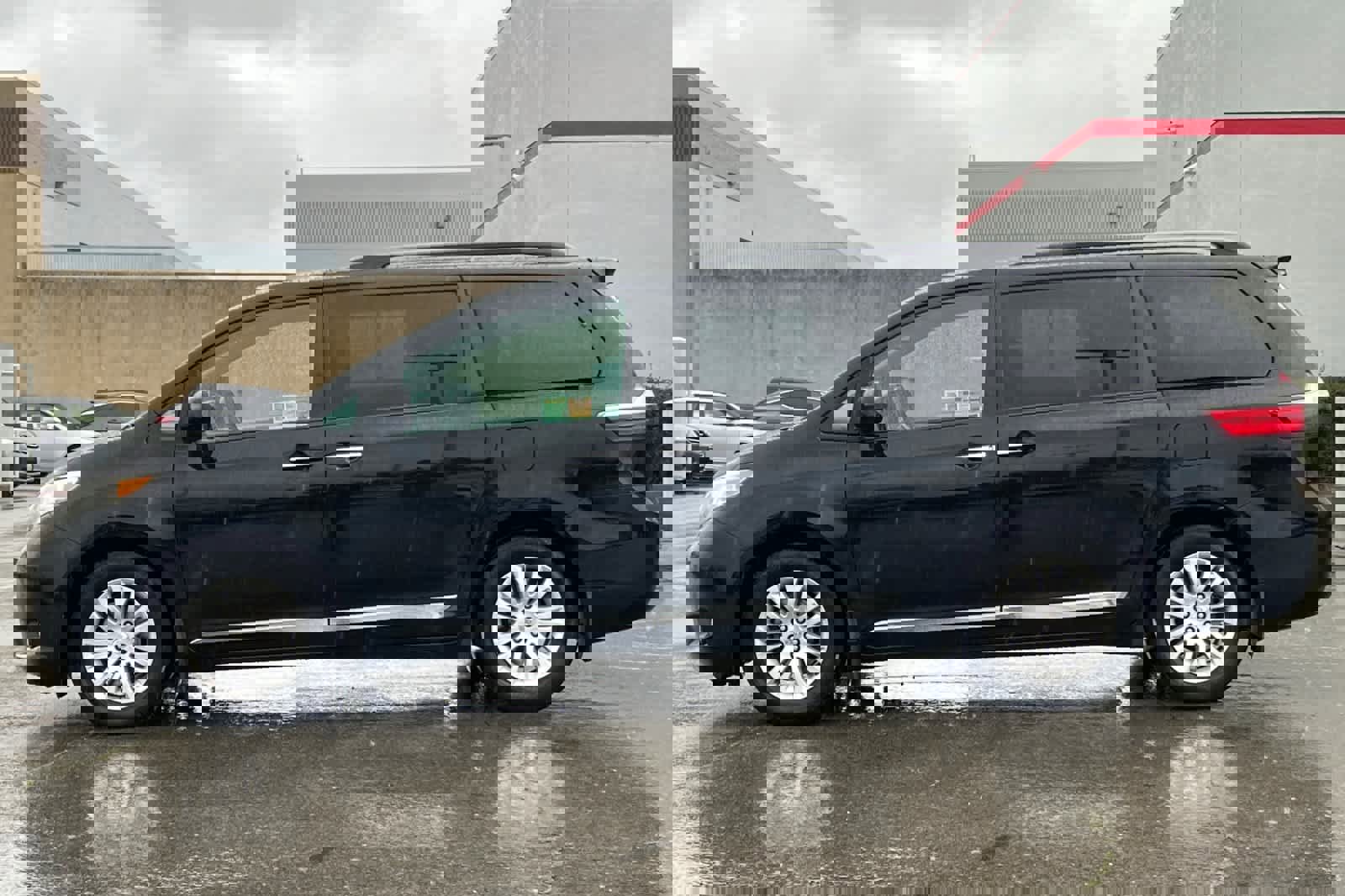 Used 2015 Toyota Sienna XLE w/ XLE Navigation Package image 9