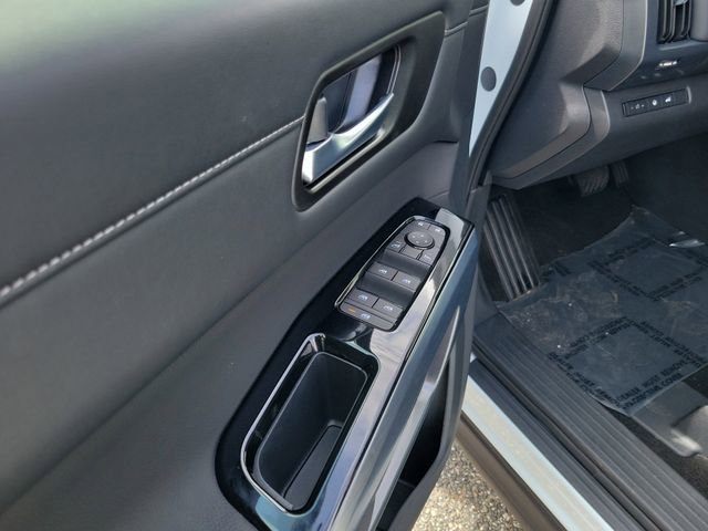 Used 2025 Nissan Pathfinder SL AWD/4WD image 11