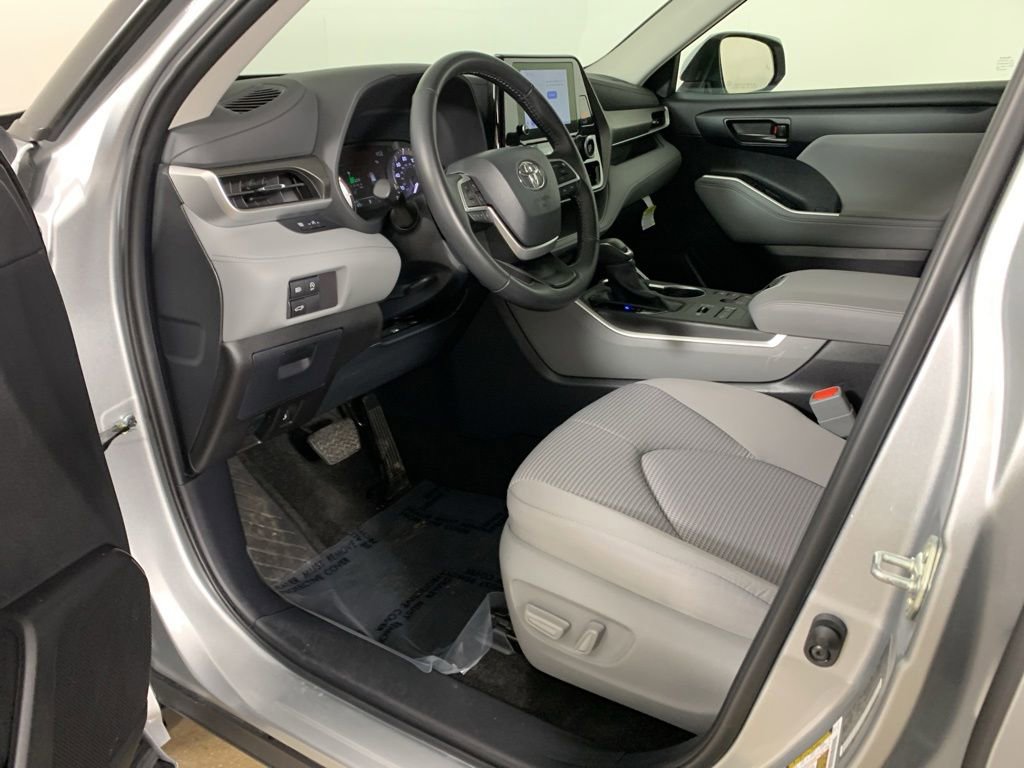 Used 2024 Toyota Highlander LE AWD/4WD image 30