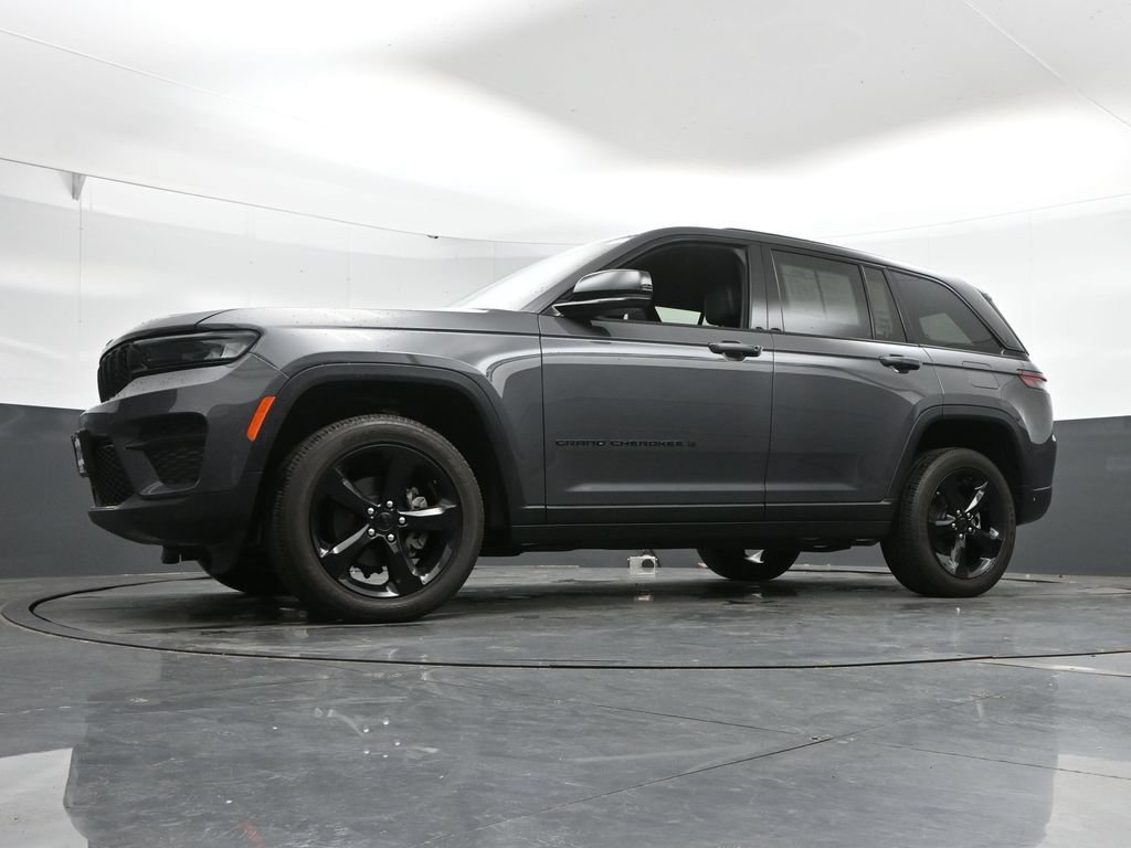 Used 2025 Jeep Grand Cherokee Altitude AWD/4WD image 45