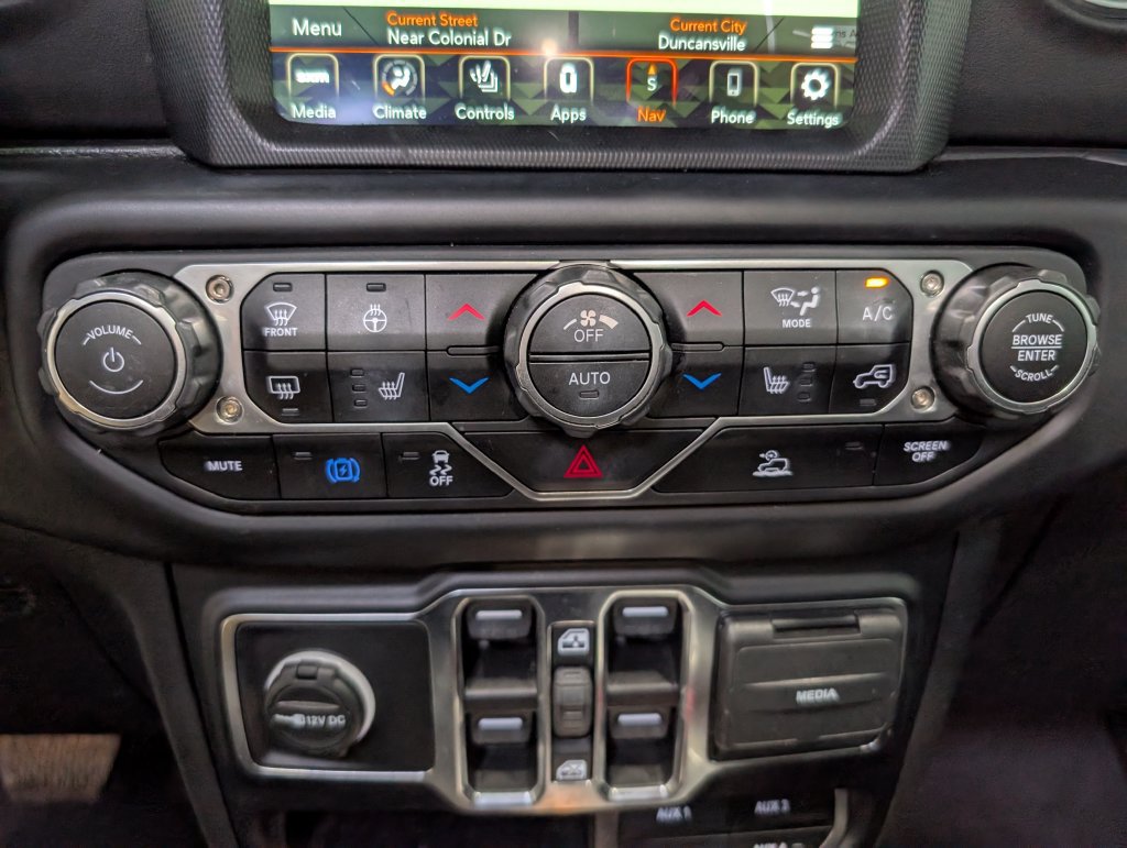 Used 2023 Jeep Wrangler Unlimited Sahara w/ Cold Weather Group AWD/4WD image 21