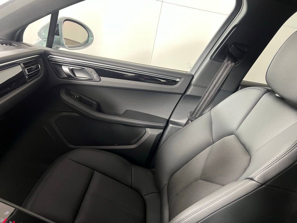 Certified 2025 Porsche Macan image 21