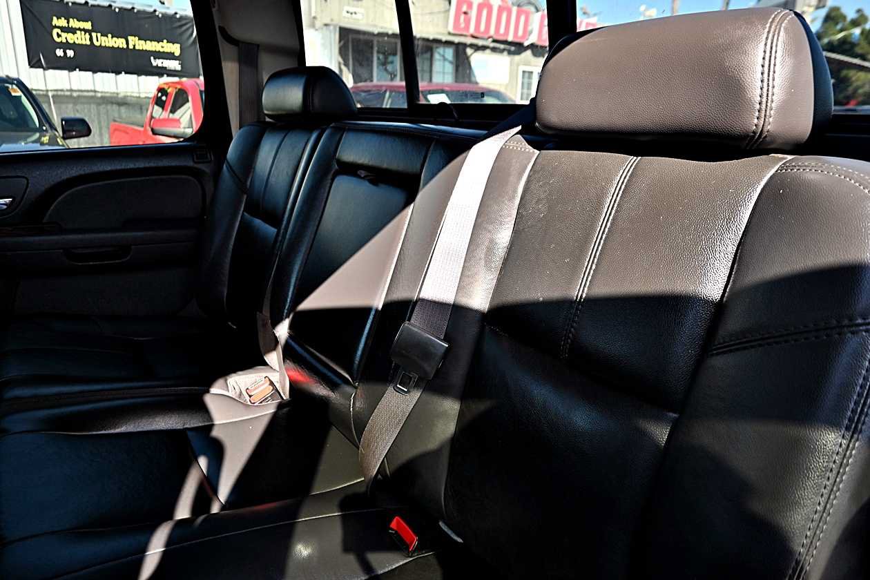Used 2007 GMC Sierra 3500 SLT w/ Entertainment Package RWD image 9
