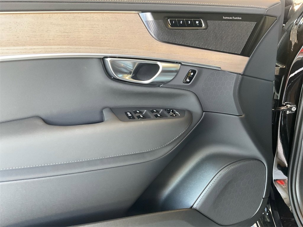 New 2025 Volvo XC90 B6 Plus w/ Protection Package Premier image 19