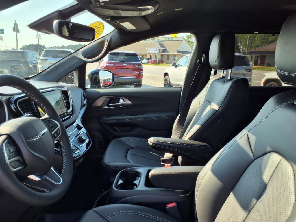 New 2025 Chrysler Voyager LX FWD image 5