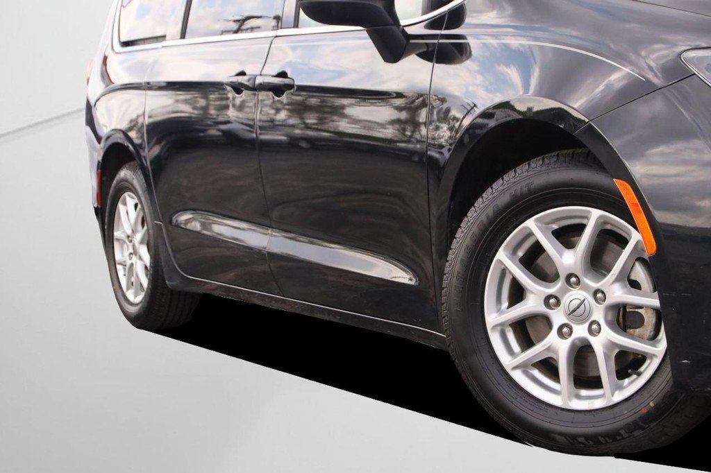 Used 2021 Chrysler Voyager Lxi image 3