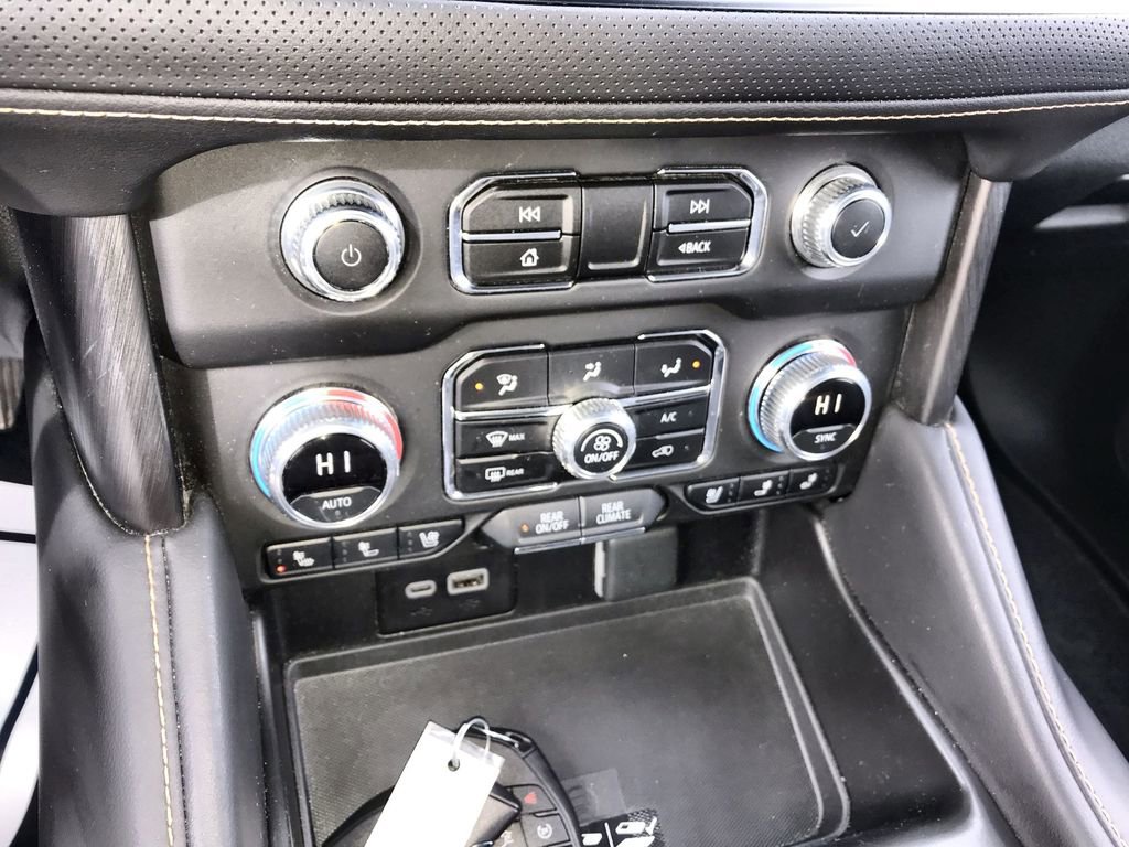 Used 2024 GMC Yukon AT4 w/ Technology Package AWD/4WD image 19