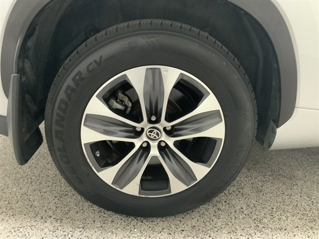 Used 2023 Toyota Highlander XLE AWD/4WD image 12
