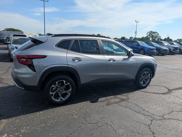Used 2025 Chevrolet Trax LT w/ LT Convenience Package FWD image 8