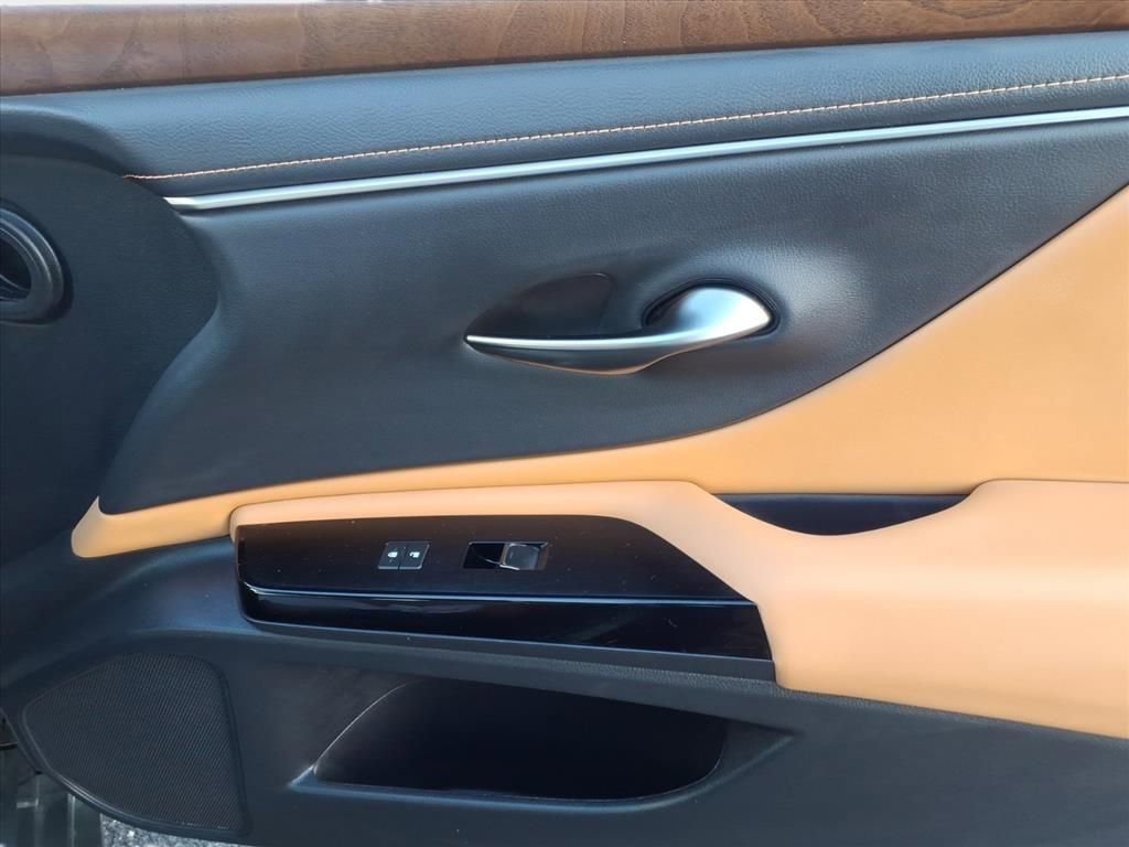 Used 2024 Lexus ES 300h w/ Premium Package image 17