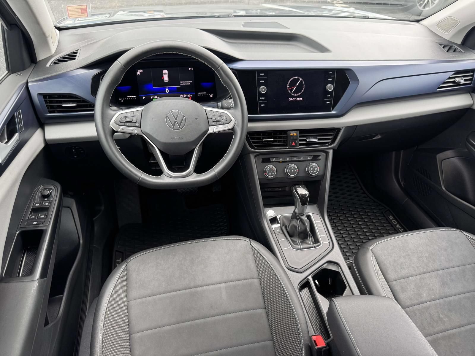 Used 2022 Volkswagen Taos SE FWD image 2