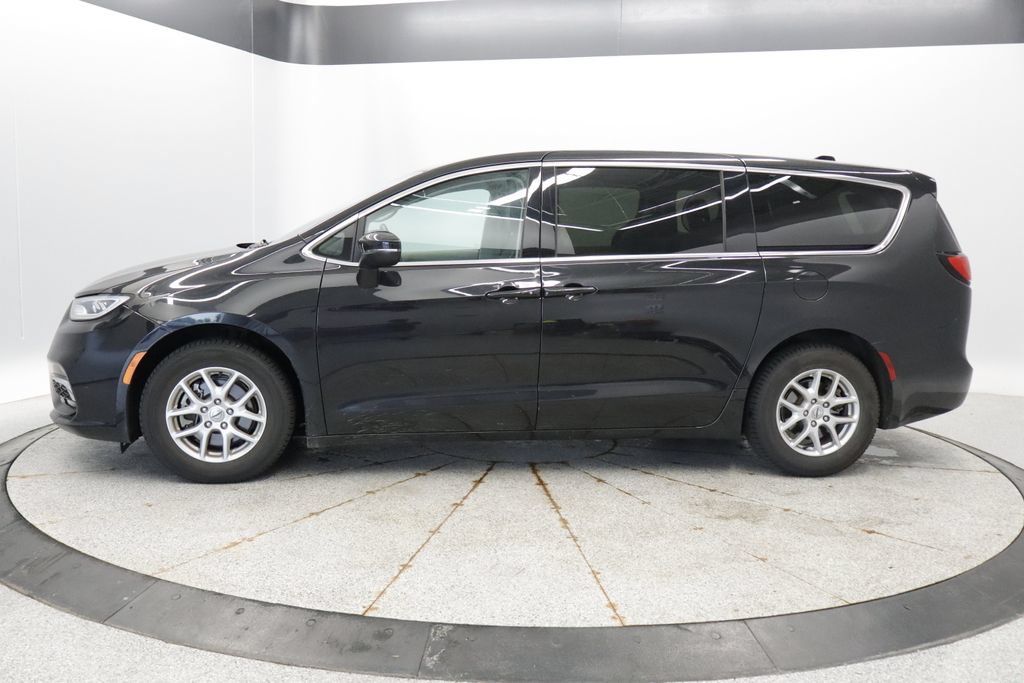 Certified 2023 Chrysler Pacifica Touring-L FWD image 2