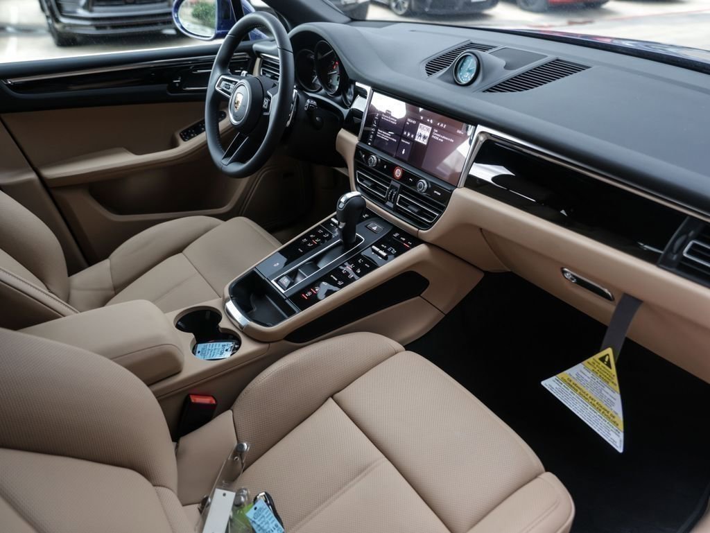 Certified 2025 Porsche Macan image 33