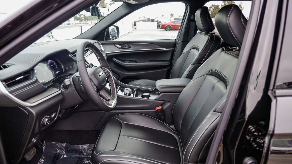 New 2025 Jeep Grand Cherokee L Limited w/ Black Appearance Package image 18