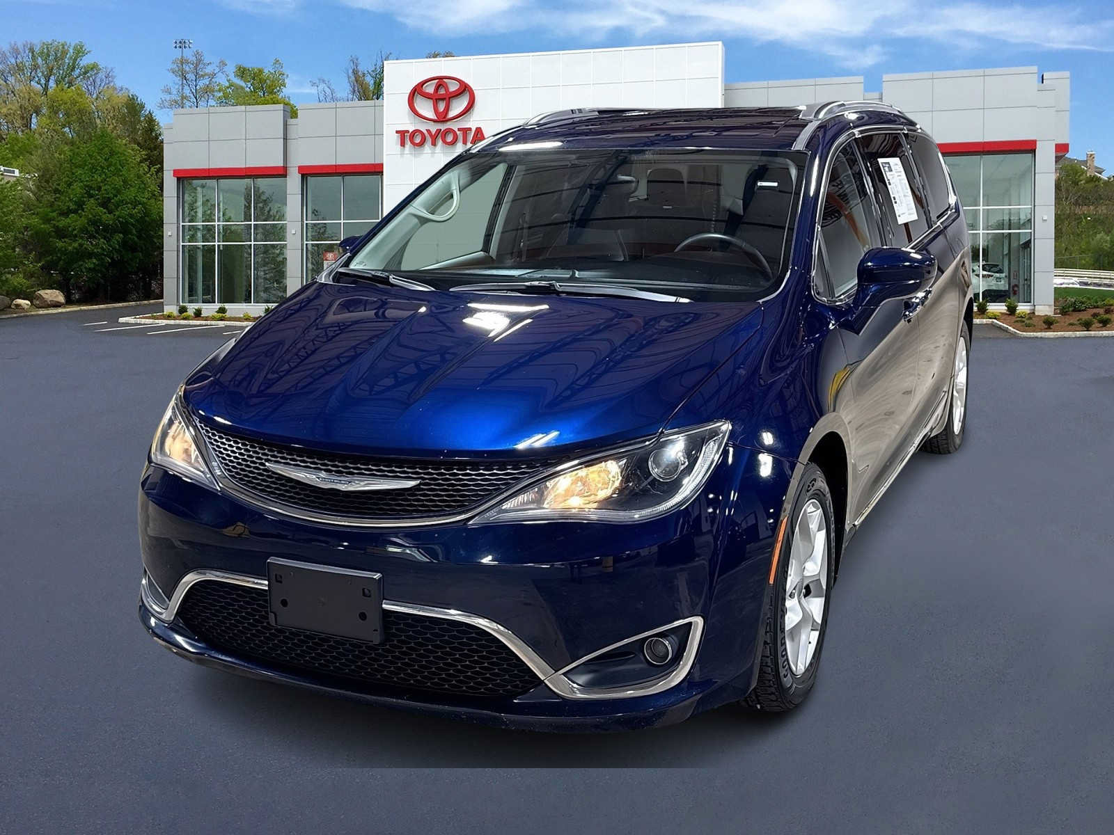 Used 2017 Chrysler Pacifica Touring-L w/ Tire & Wheel Group FWD image 1