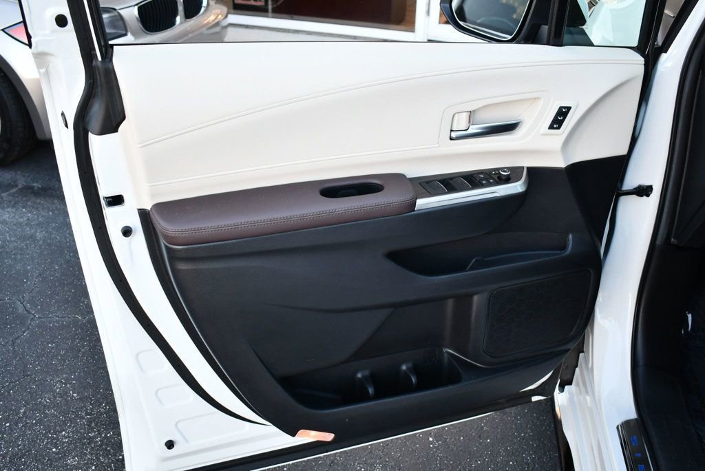 Used 2024 Toyota Sienna Platinum image 14
