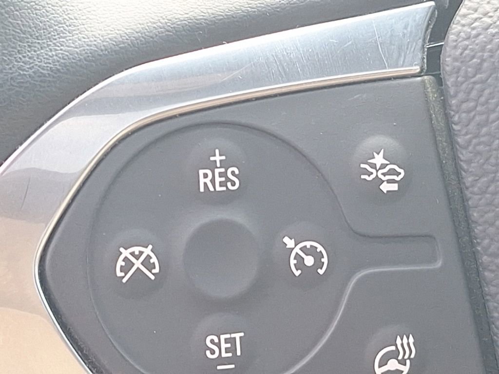 Used 2023 Chevrolet Traverse Premier image 38