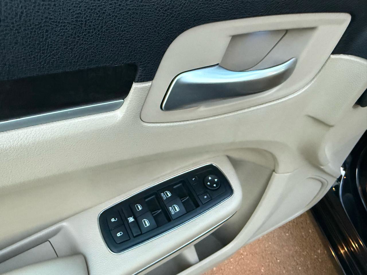 Used 2014 Chrysler 300 image 38