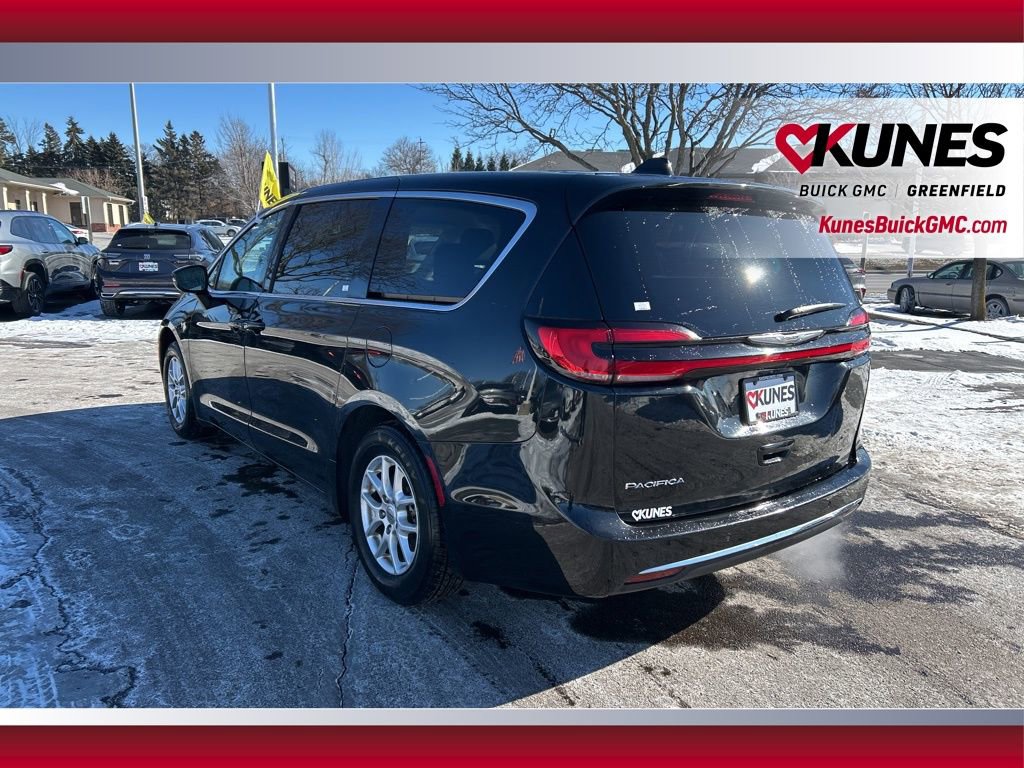 Used 2023 Chrysler Pacifica Touring-L image 9