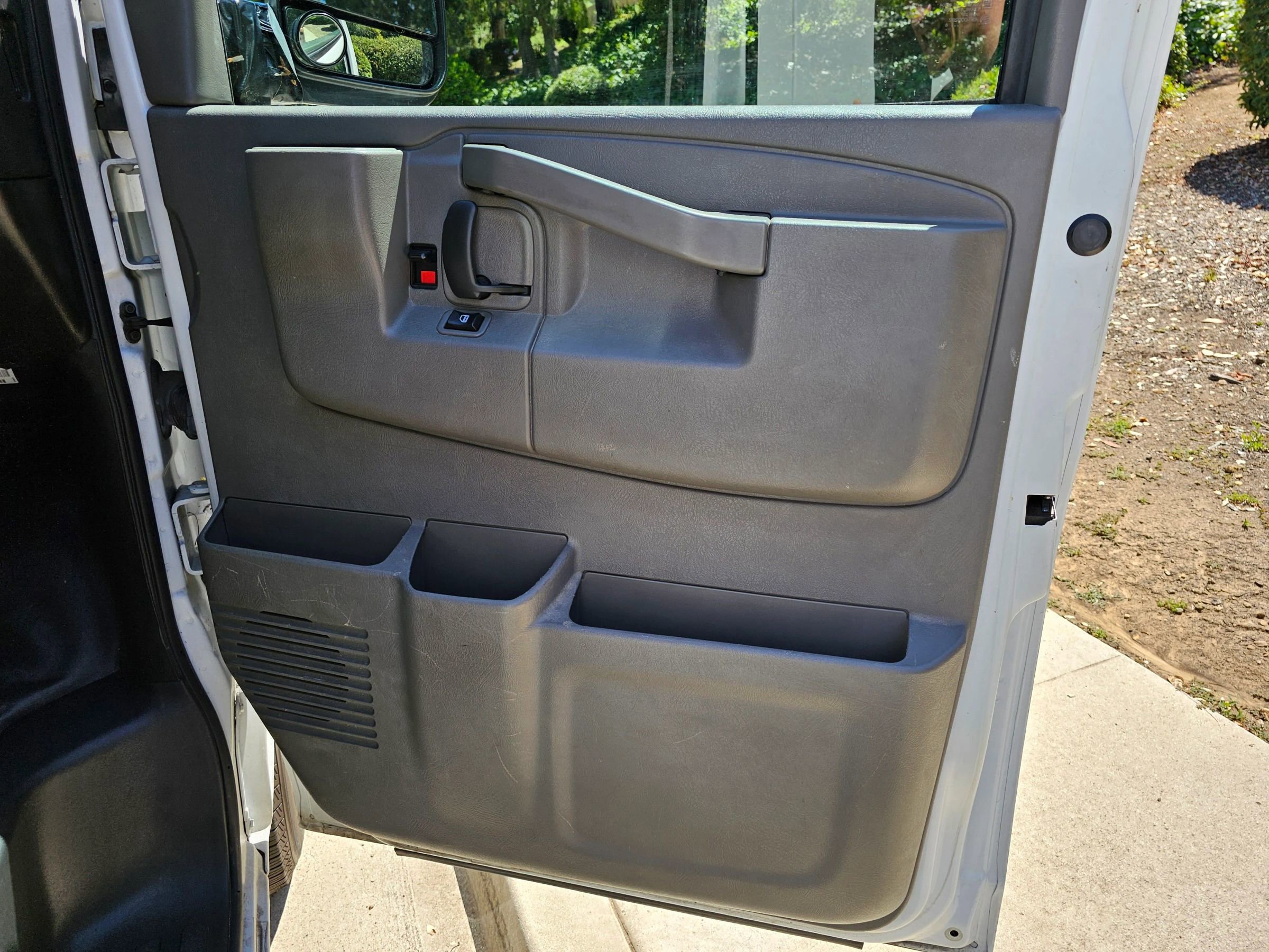 Used 2018 Chevrolet Express 2500 Extended image 25