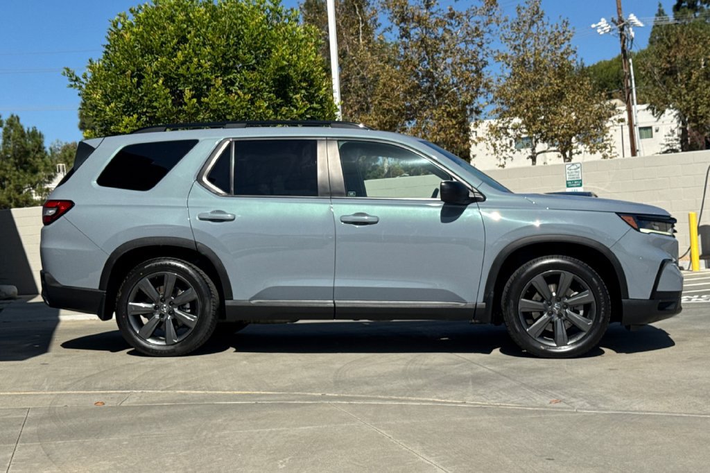 Certified 2024 Honda Pilot Sport image 8