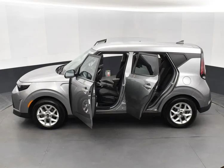 Used 2025 Kia Soul LX w/ LX Technology Package FWD image 7