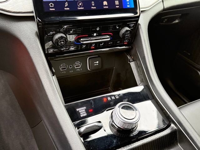 Used 2024 Jeep Grand Cherokee Limited w/ Black Appearance Package AWD/4WD image 19