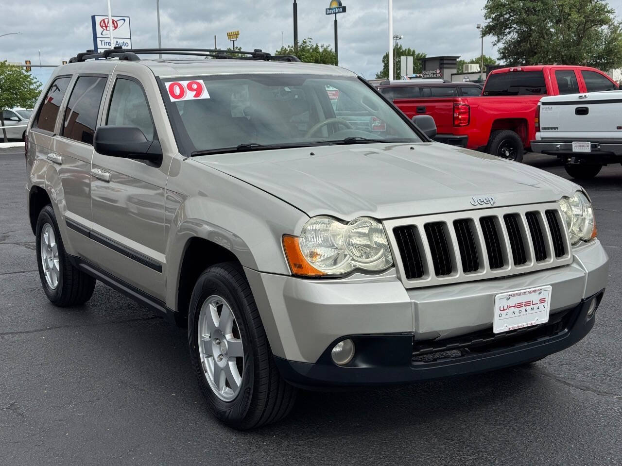 Used 2009 Jeep Grand Cherokee Laredo AWD/4WD image 3