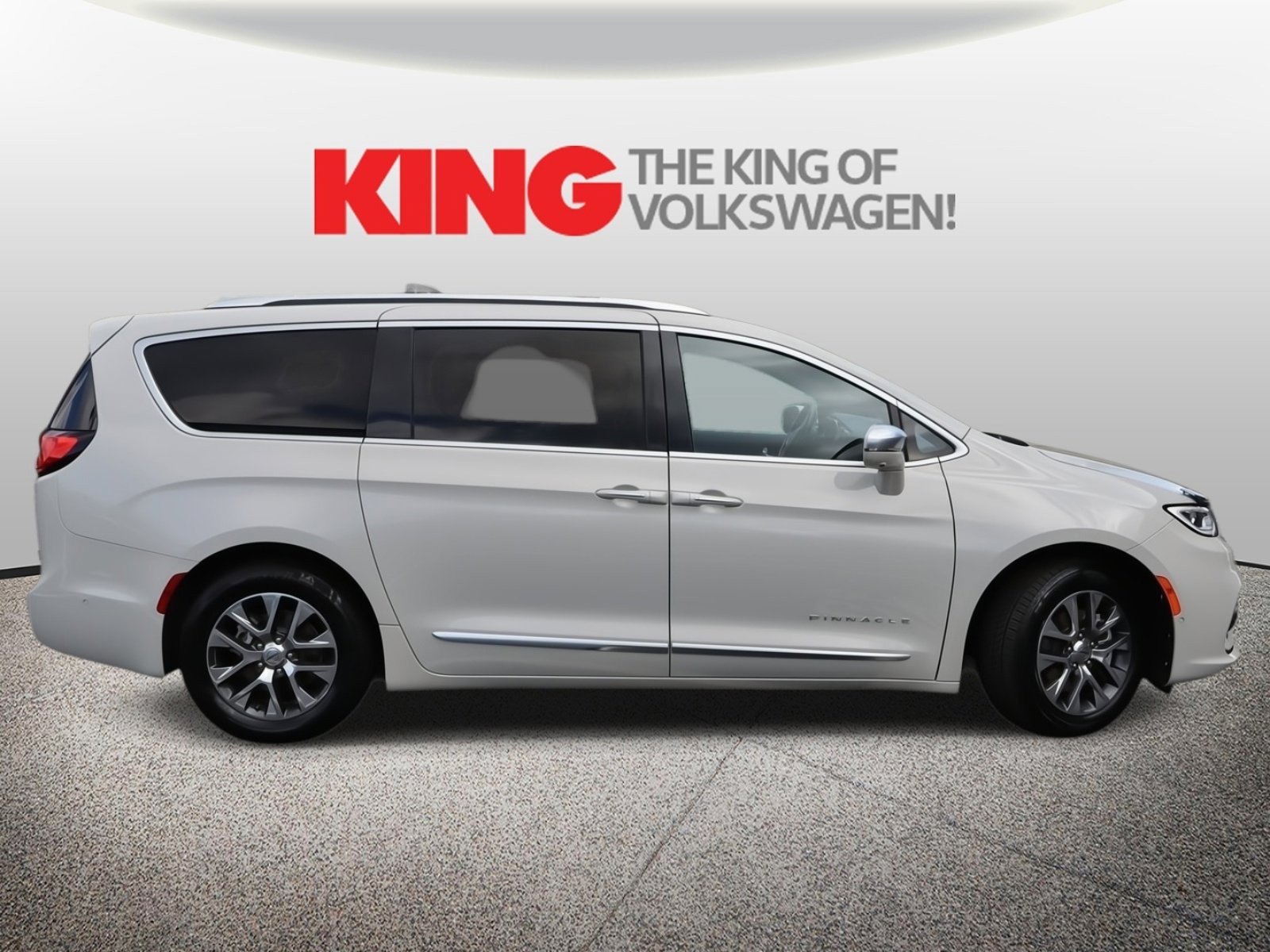 Used 2021 Chrysler Pacifica Pinnacle image 2