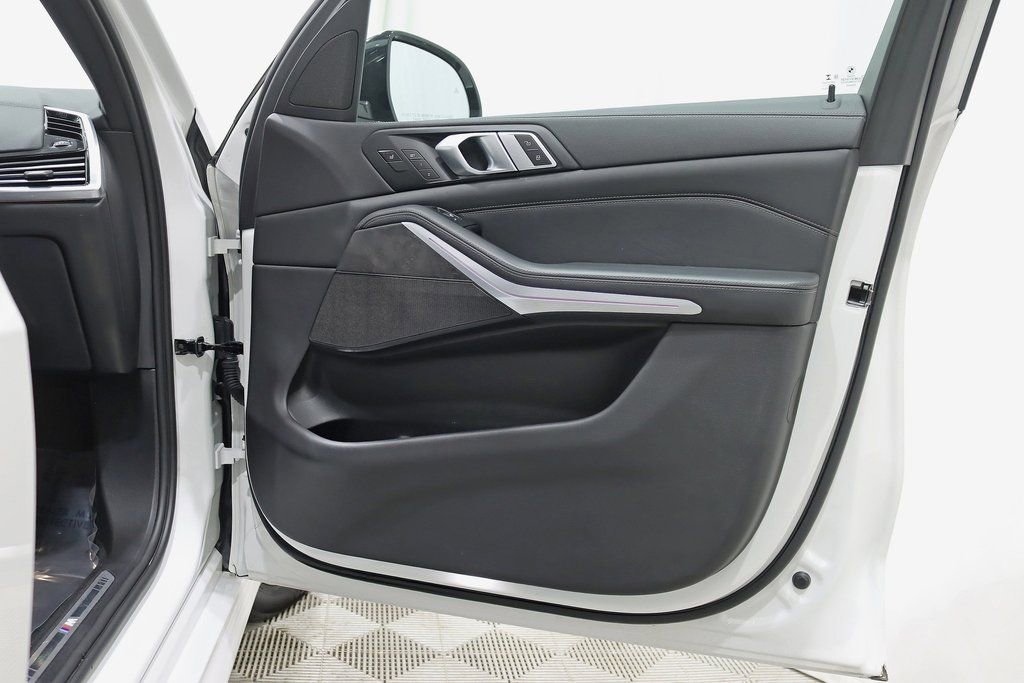 Used 2022 BMW X5 xDrive40i w/ M Sport Package image 40